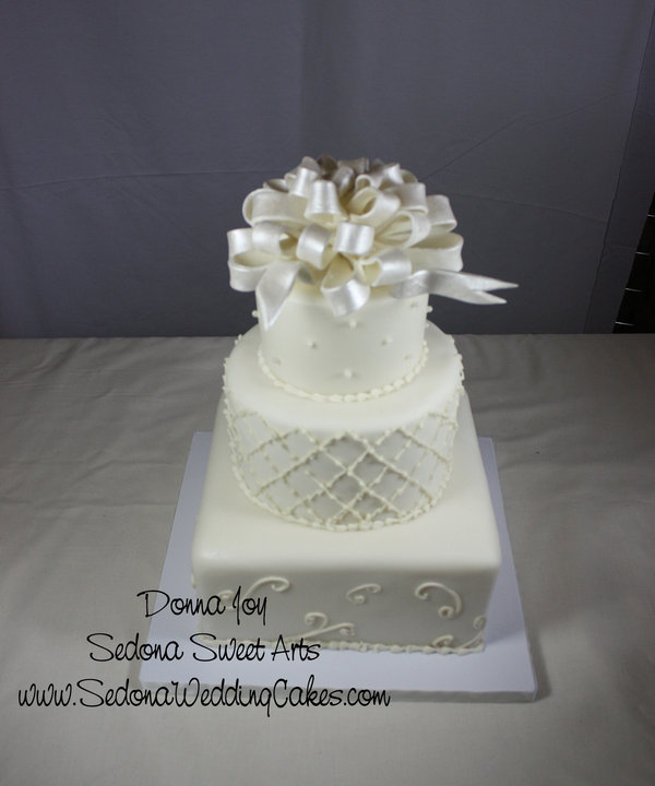 Sweet pearled Sugar bow for Jennifer & Mike wedding cake 2010